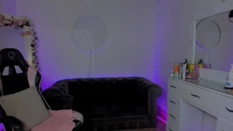 Lindsay    online show from February 13, 2025, 1:40 am