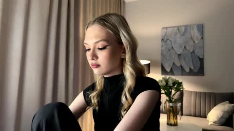 Snapshot of linneabercier chatting on April 13, 2026, 5:07 pm Emma online show from April 13, 2026, 5:07 pm