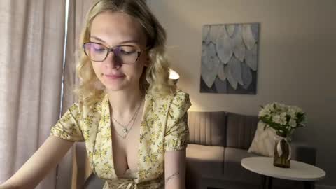 Snapshot of linneabercier chatting on April 15, 2026, 9:05 am Emma online show from April 15, 2026, 9:05 am