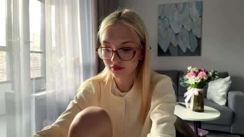 Snapshot of linneabercier chatting on April 27, 2026, 3:43 pm Emma online show from April 27, 2026, 3:43 pm
