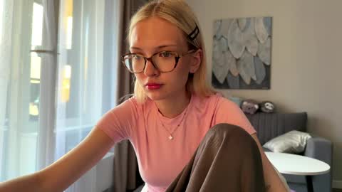 Snapshot of linneabercier chatting on May 21, 2026, 5:20 pm Emma online show from May 21, 2026, 5:20 pm