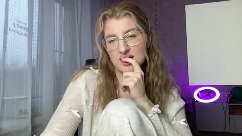 Snapshot of linoreya chatting on November 22, 2025, 10:25 am linoreya online show from November 22, 2025, 10:25 am