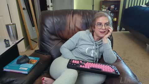 Snapshot of linzy19 chatting on January 6, 2025, 7:45 pm Linzy19 online show from January 6, 2025, 7:45 pm