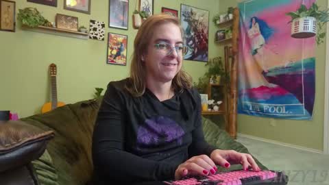 Snapshot of linzy19 chatting on November 10, 2025, 5:28 am Linzy19 online show from November 10, 2025, 5:28 am