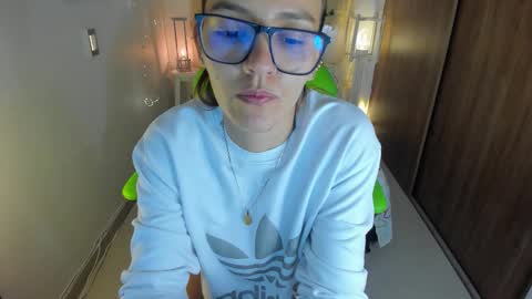 Snapshot of lisa_gerrard_ chatting on October 13, 2025, 5:13 pm Lisa  online show from October 13, 2025, 5:13 pm