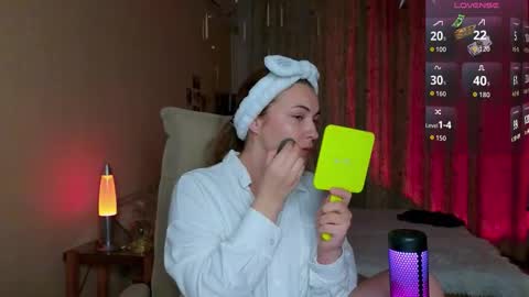 LisaCase online show from November 28, 2025, 3:04 pm