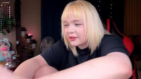 -Lisa- Help me to reach 100 thumbs up3 online show from October 12, 2025, 8:52 pm