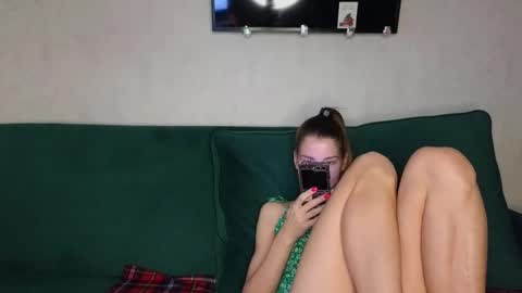 Snapshot of lisi4ka_basik33 chatting on February 21, 2025, 5:56 am Kris Maks online show from February 21, 2025, 5:56 am