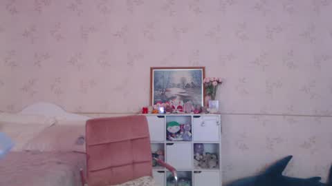 Snapshot of lissalucy chatting on April 2, 2026, 10:24 am Alice Dont forget to thumbs up its very important online show from April 2, 2026, 10:24 am