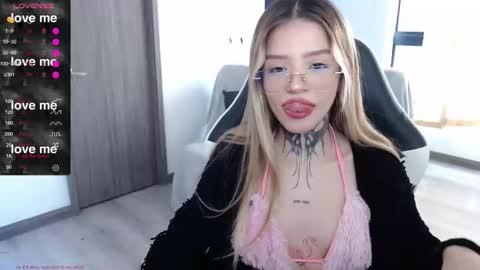 Snapshot of little_amy__ chatting on November 29, 2025, 7:17 pm Amelie online show from November 29, 2025, 7:17 pm