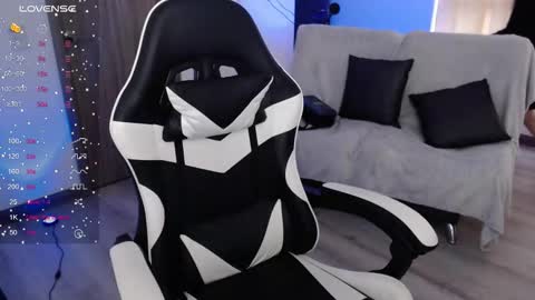 Snapshot of little_amy__ chatting on December 4, 2025, 10:18 pm Amelie online show from December 4, 2025, 10:18 pm