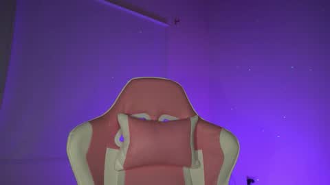 littlee_emma_ online show from February 11, 2026, 3:22 am