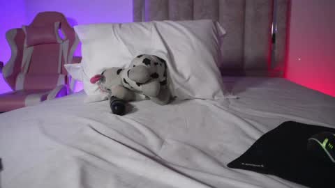 littlee_emma_ online show from April 11, 2026, 2:05 am