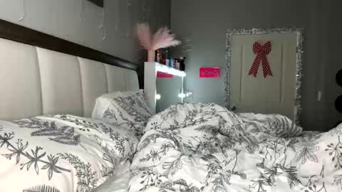 LittleMomma online show from January 28, 2025, 6:05 am