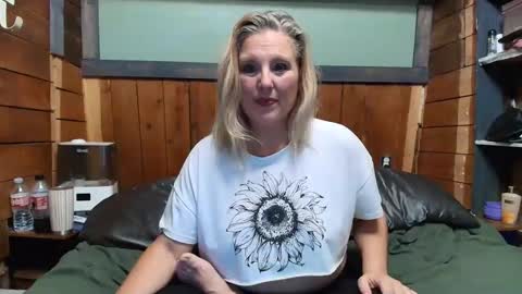 lisanixs online show from April 16, 2026, 12:55 am