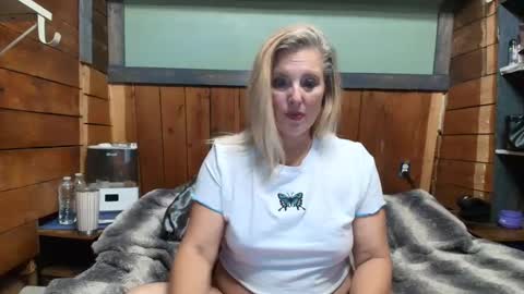 lisanixs online show from May 19, 2026, 2:07 am