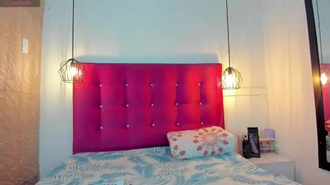 littlesophiie_ online show from February 19, 2025, 11:17 am