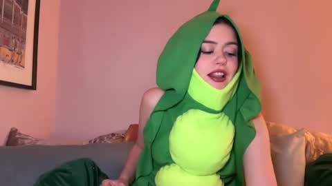 Snapshot of littlesugarpea chatting on January 5, 2025, 12:09 am Little Sugar Pea  online show from January 5, 2025, 12:09 am