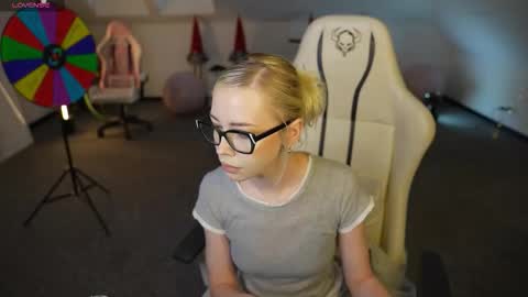 Snapshot of livehub054 chatting on December 5, 2025, 11:19 am Sheryl online show from December 5, 2025, 11:19 am