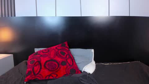 Liz  online show from February 3, 2025, 7:00 pm