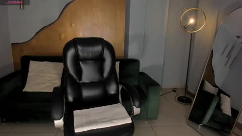 Snapshot of lizzhamilton_ chatting on February 4, 2026, 9:09 pm Lizzi online show from February 4, 2026, 9:09 pm