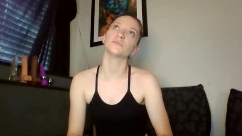 Snapshot of lizzyvonn chatting on April 8, 2026, 11:48 pm Lizzie Vonn online show from April 8, 2026, 11:48 pm