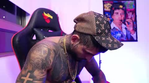 logan_hugh8 online show from November 14, 2025, 5:39 am