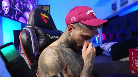 logan_hugh8 online show from February 4, 2026, 1:28 pm