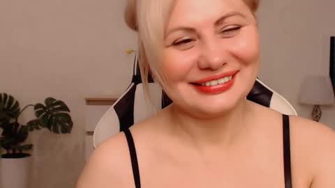  Lola  online show from November 4, 2025, 10:14 am