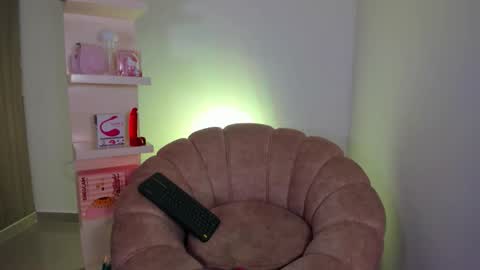 LolaCoper online show from November 6, 2025, 2:12 am