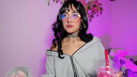 Snapshot of lolaleah_ chatting on March 4, 2026, 6:19 am Lola online show from March 4, 2026, 6:19 am