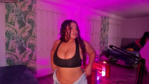 loly_marce online show from April 4, 2026, 8:39 pm