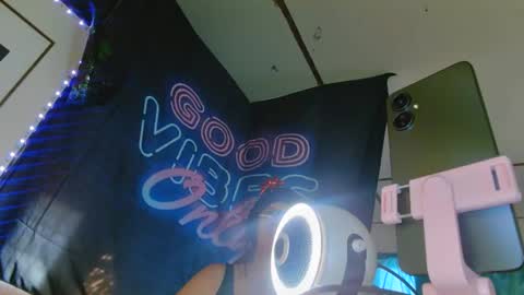 Londoncashmere69  online show from December 7, 2024, 8:05 pm