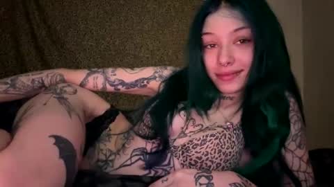 lookingforlona online show from December 22, 2025, 2:36 pm