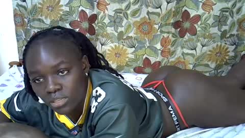 Snapshot of lora_amor chatting on June 19, 2026, 12:48 am lora_amor online show from June 19, 2026, 12:48 am