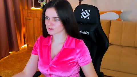 Lora Cain online show from December 6, 2024, 2:38 pm