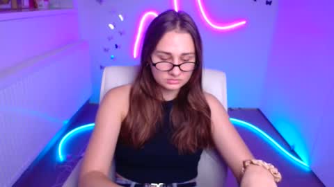 Lora online show from November 4, 2025, 6:23 am