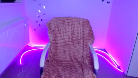 Lora online show from February 2, 2026, 6:12 am