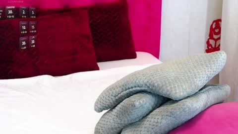 loradelniro1 online show from January 28, 2025, 1:27 pm