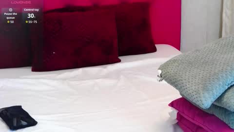 loradelniro1 online show from September 23, 2025, 12:19 pm