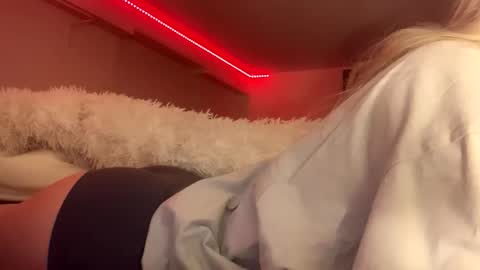 Lora online show from November 20, 2025, 8:52 pm