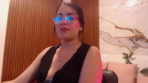 Snapshot of loren_tay chatting on April 20, 2026, 3:20 am Loren online show from April 20, 2026, 3:20 am