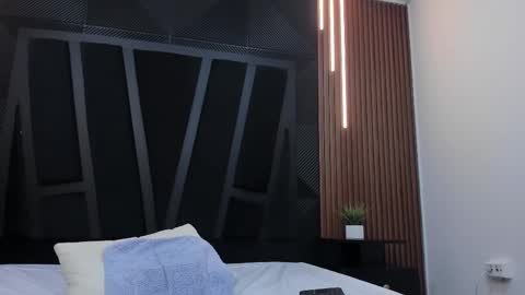  L O R E N Z O  Thumbs Up help  online show from March 10, 2025, 9:40 pm