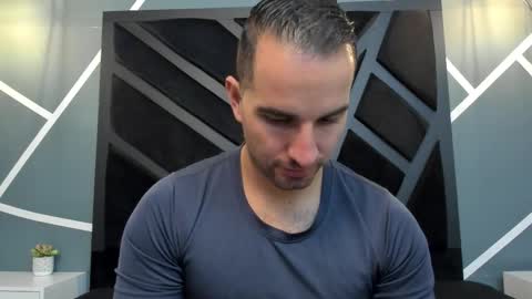  L O R E N Z O  Thumbs Up help  online show from September 8, 2025, 5:56 pm