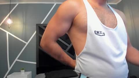  L O R E N Z O  Thumbs Up help  online show from October 6, 2025, 5:32 pm