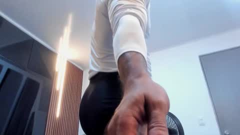  L O R E N Z O  Thumbs Up help  online show from November 24, 2025, 6:40 pm