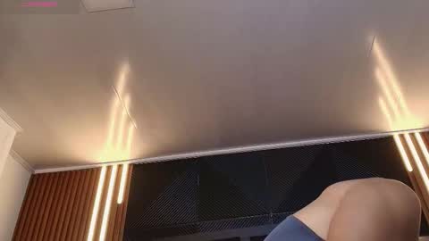  L O R E N Z O  Thumbs Up help  online show from January 16, 2026, 5:28 pm