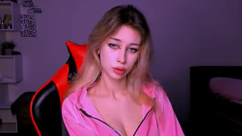 Snapshot of lori_meow chatting on October 23, 2025, 7:34 pm Lori online show from October 23, 2025, 7:34 pm