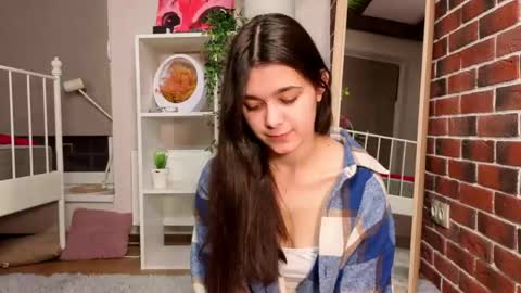 Nicole online show from May 15, 2026, 8:27 pm