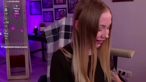 Snapshot of lottie_shine chatting on October 24, 2025, 2:13 pm Emilia and Chelsea online show from October 24, 2025, 2:13 pm